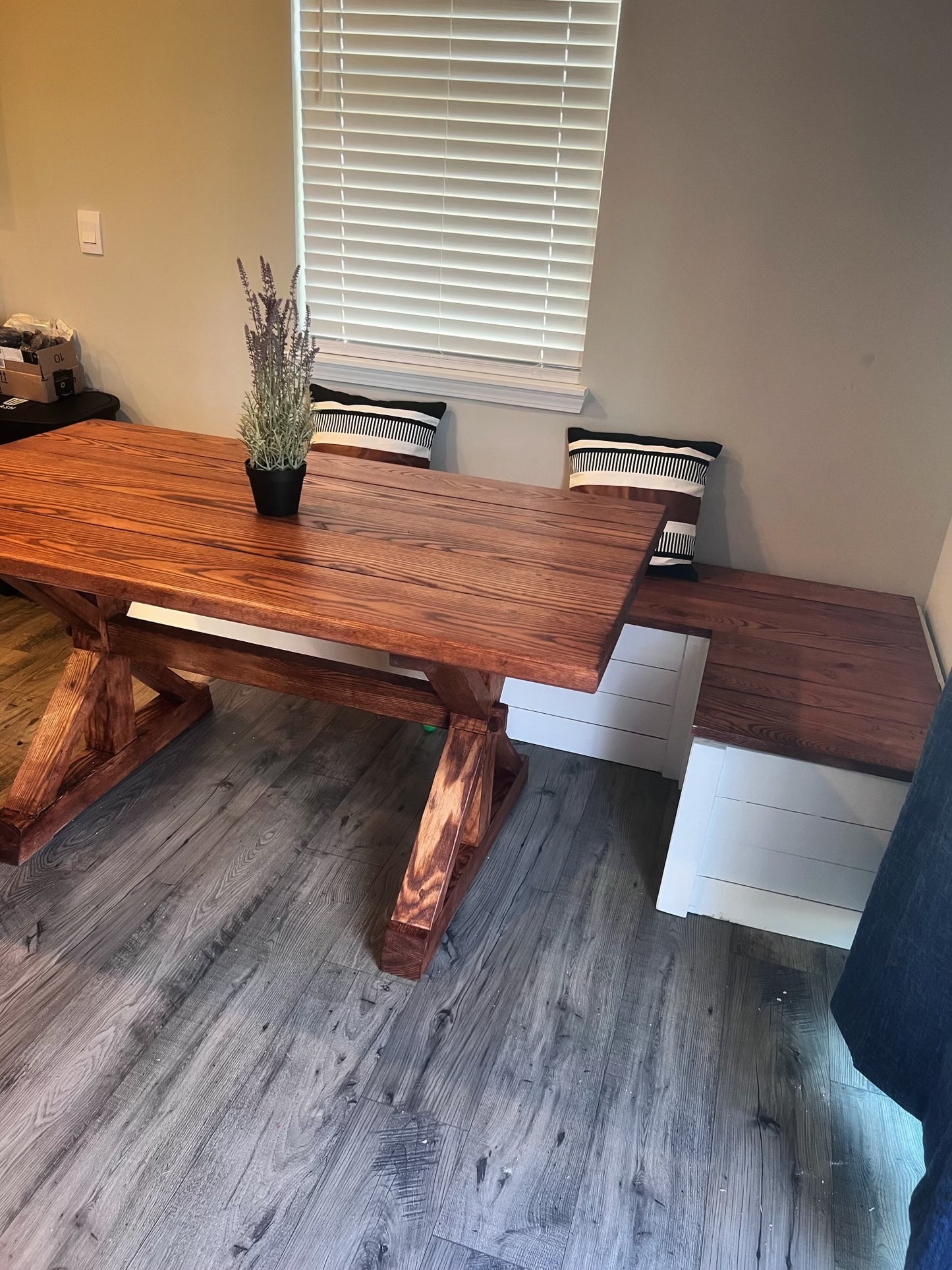 The Laura Dining table